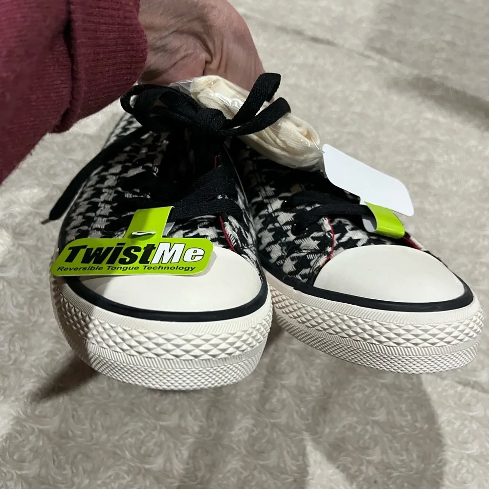 NWT Houndstooth Black and White Women's Sneakers - Picture 4 of 8